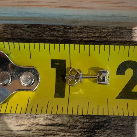 Beautiful 1 cttw Moissanite earrings - Picture 7 of 7